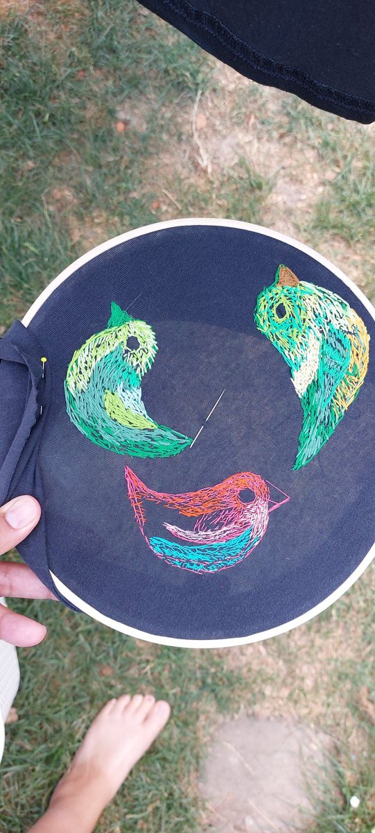 ArtistZara's tweet photo. Three little birds #threadart #embroidery #birds #birdart #wipart #creativequilts @ArtMutuals https://t.co/AKZiLOXqQA
