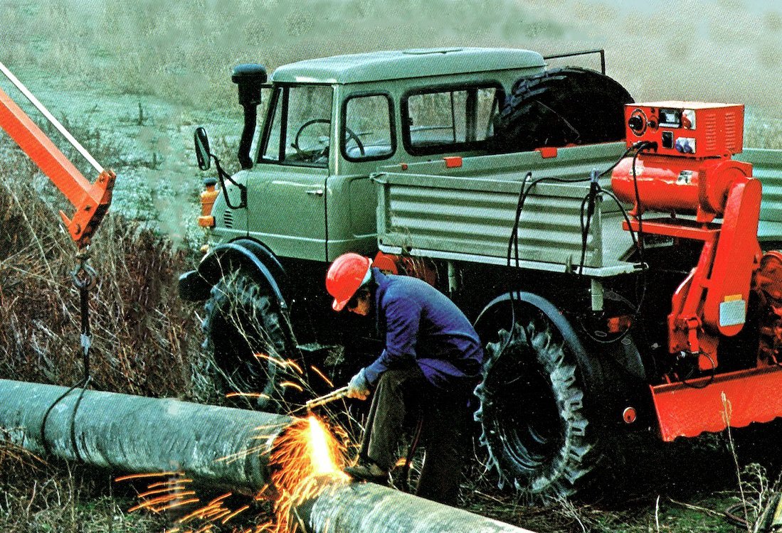 UnimogCommunity's tweet photo. In 1967, Unimog pioneer Roland Feix assembled a Unimog 416 for the Mexican state oil company to maintain its pipelines. More at https://t.co/9PV93WOJ6R. #unimogfan #unimogclubgaggenau #unimogmuseum  #unimogcommunity #pipeline #pipelines #erdoel #erdoelexploration https://t.co/OG5xKsYdGN