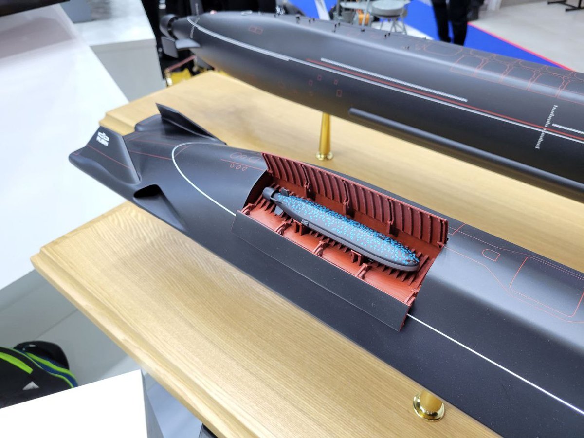 KomissarWhipla's tweet image. Future "Arctic" SSBN concept: "Arktur" and its companion UUV "Surrogat-V".
Photos by @MuxelAero.
Borei-A for comparison.
#ARMY2022