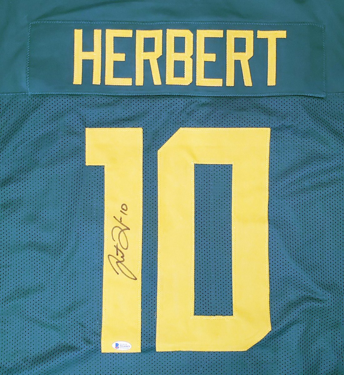 🚨 23 hours of Madden ‘23 Giveaway 🚨

RETWEET &amp; FOLLOW for a chance at this Justin Herbert autographed Jersey! ✍️
#MUTHead #Madden23🏈