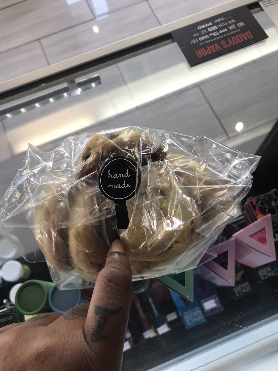 nye_dolla's tweet photo. I love when the ladies drop off goodies specifically for me🥰😩 I’ve never moaned into a cookie before 😂 https://t.co/1aj5yxGEbH