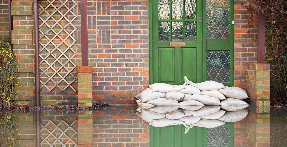 lv's tweet photo. 🌧️ Met Office predicts #Rain and #FlashFloods, so if your home is at risk, make sure you: 
 
✅ Plug drains &amp; sinks to avoid overflow 
✅ Place valuables &amp; electrics somewhere high 
✅ Protect light furniture &amp; ornaments 
 
More tips here: 
https://t.co/XbKm7pY6Fg 💚 https://t.co/Y0ydfVTaUt