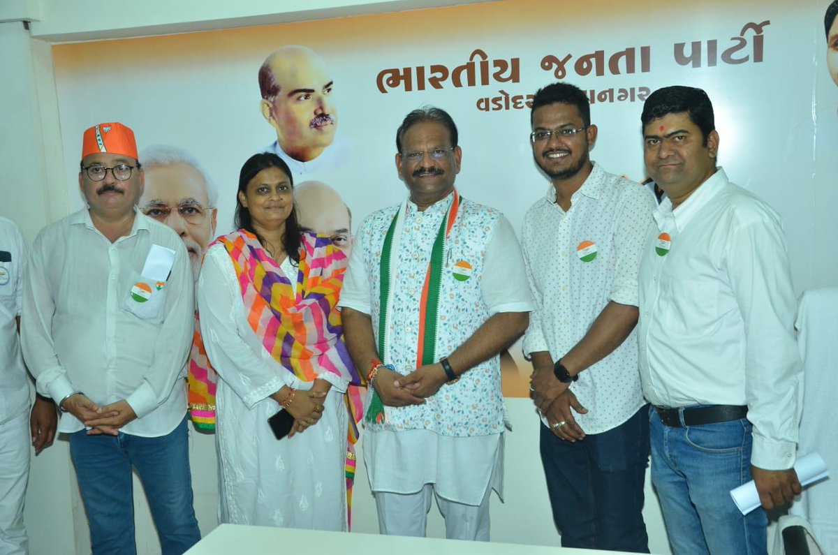 parthsheth_09's tweet photo. ૭૬ માં સ્વતંત્રતા દિવસ નિમિત્તે BJP Vadodara Mahanagar કાર્યાલય ખાતે સૌ હોદ્દેદારો,પદાધિકારી અને મહાનુભવો સાથે ધ્વજારોહણ કર્યું.
@BJP4India @BJP4Gujarat @BJP4Vadodar
#IndiaAt75 #IndependenceDay #parthsheth #bjpgujarat #parthshethbjp #bjpvadodara #coconvener #socialmedia https://t.co/gr52kDNDqO