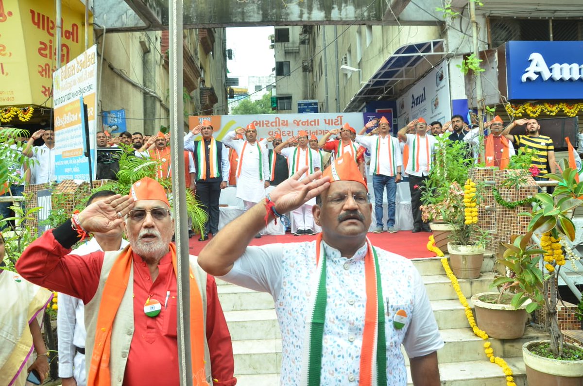 parthsheth_09's tweet photo. ૭૬ માં સ્વતંત્રતા દિવસ નિમિત્તે BJP Vadodara Mahanagar કાર્યાલય ખાતે સૌ હોદ્દેદારો,પદાધિકારી અને મહાનુભવો સાથે ધ્વજારોહણ કર્યું.
@BJP4India @BJP4Gujarat @BJP4Vadodar
#IndiaAt75 #IndependenceDay #parthsheth #bjpgujarat #parthshethbjp #bjpvadodara #coconvener #socialmedia https://t.co/gr52kDNDqO