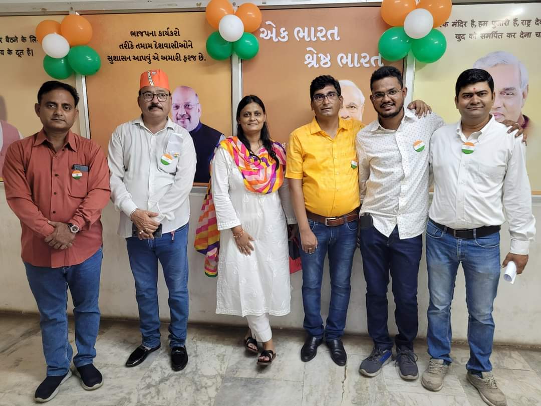 parthsheth_09's tweet photo. ૭૬ માં સ્વતંત્રતા દિવસ નિમિત્તે BJP Vadodara Mahanagar કાર્યાલય ખાતે સૌ હોદ્દેદારો,પદાધિકારી અને મહાનુભવો સાથે ધ્વજારોહણ કર્યું.
@BJP4India @BJP4Gujarat @BJP4Vadodar
#IndiaAt75 #IndependenceDay #parthsheth #bjpgujarat #parthshethbjp #bjpvadodara #coconvener #socialmedia https://t.co/gr52kDNDqO