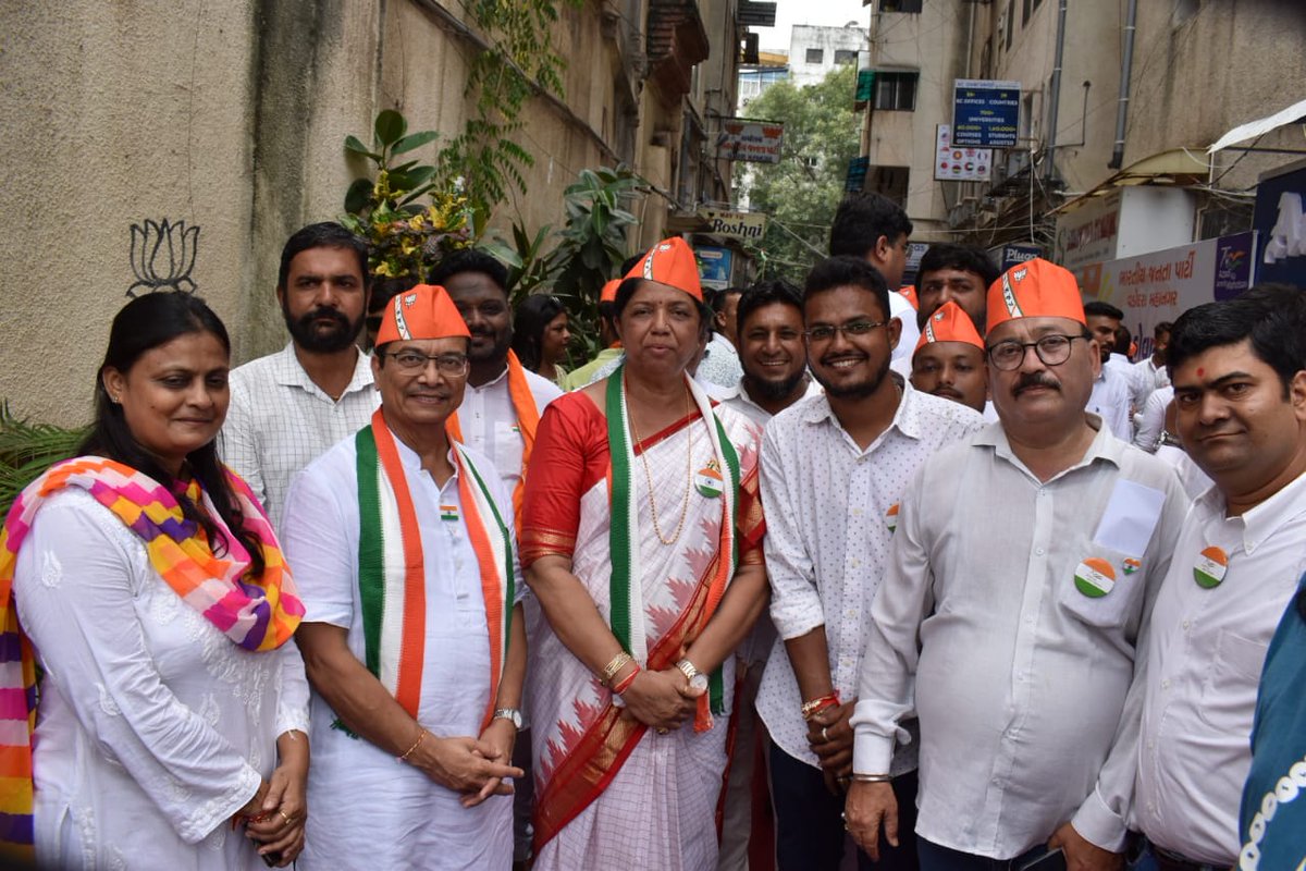 parthsheth_09's tweet photo. ૭૬ માં સ્વતંત્રતા દિવસ નિમિત્તે BJP Vadodara Mahanagar કાર્યાલય ખાતે સૌ હોદ્દેદારો,પદાધિકારી અને મહાનુભવો સાથે ધ્વજારોહણ કર્યું.
@BJP4India @BJP4Gujarat @BJP4Vadodar
#IndiaAt75 #IndependenceDay #parthsheth #bjpgujarat #parthshethbjp #bjpvadodara #coconvener #socialmedia https://t.co/gr52kDNDqO