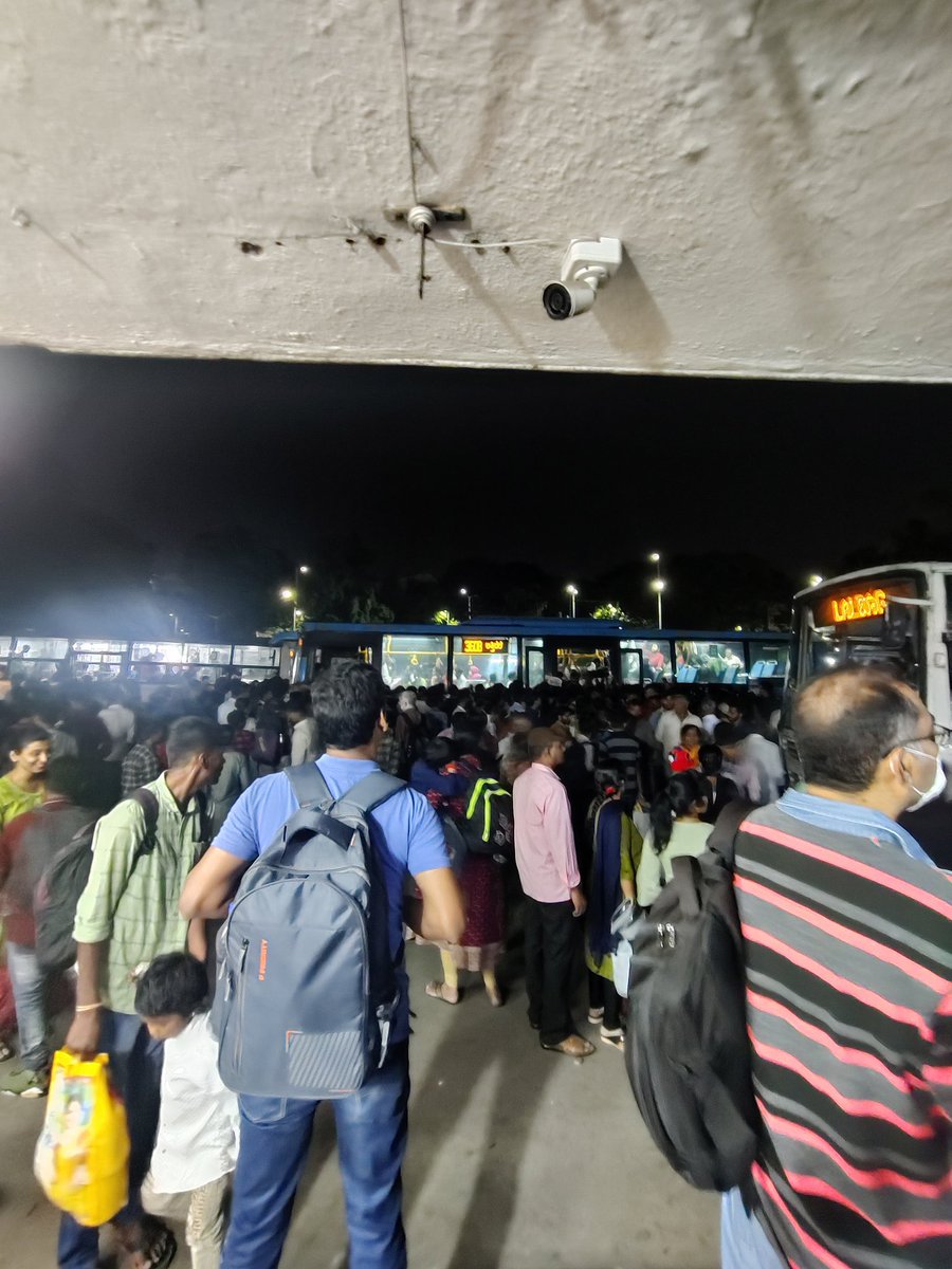 barghavpavan's tweet photo. Bus services are less , people are https://t.co/yPMTmmJwH7 can negligible services can serve N number of citizens.If you don't have an idea don't offer any. Many Old people, pregnant ladies and many more suffering a lot with you freebies @BMTC_BENGALURU @BBMPCOMM ##Covid-19 https://t.co/uP3ZzA9rhT