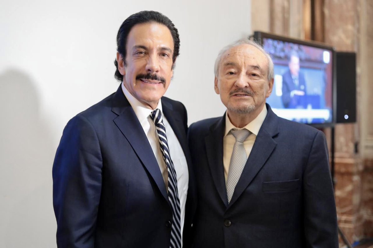 Tuve el gusto de saludar a mis compañeros galardonados de México 🇲🇽, como Víctor Manuel Barceló Rodríguez <a href="/VictorMBarcelo/">Victor M. Barceló</a>, exgobernador en Tabasco y embajador de México en Uruguay <a href="/EmbaMexUru/">EmbaMex Uruguay</a> 🇲🇽🇺🇾.