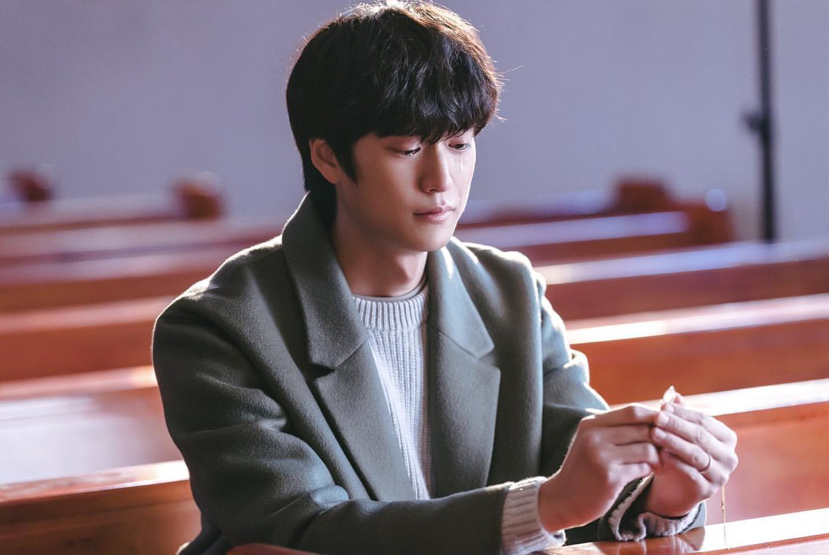 Mewie_shiny's tweet photo. [Still Cuts] Soo-Kwang's still waiting for Seulbi,that's called 'True Love' #JinxedatFirstEp16 #JinxedatFirst 👑🧸🔮⚡️🐟🍭#NaInWoo #나인우 #นาอินอู #징크스의연인 #TheJinxsLover https://t.co/600QfWJYAJ