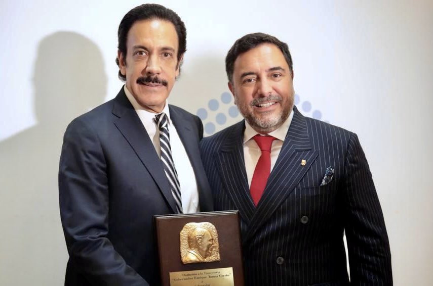 omarfayad's tweet photo. Y @ArturoReyesS_, director general del @IPN_MX, quién al igual que un servidor, ha sido galardonado con la Distinción “Líderes para el Desarrollo Regional: Gobernador Enrique Tomás Cresto”. https://t.co/HDprXLe1i4
