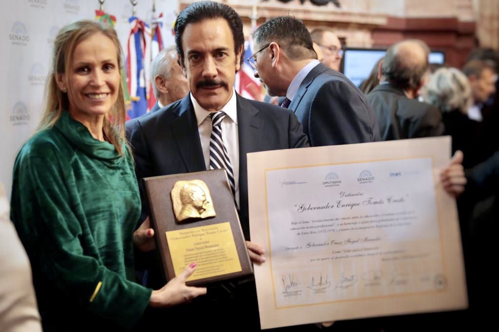 Saludé a la Diputada Nacional Mayda Cresto <a href="/MaydaCresto/">Mayda Cresto</a>; ella es nieta de Enrique Tomás Cresto, político argentino 🇦🇷 que realizó importantes aportes a la producción y el desarrollo de los ciudadanos, por eso, este reconocimiento lleva su nombre.