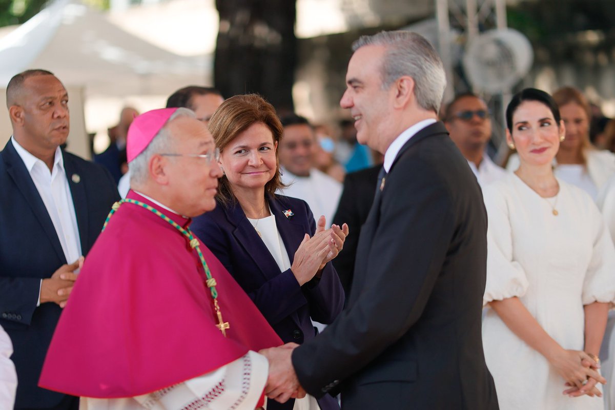ViceRDo's tweet photo. Con motivo del centenario de la coronación canónica de Ntra. Sra. de la Altagracia, el pdte. @LuisAbinader, junto a la vpdta. @RaquelPenaVice y otras autoridades, estuvieron en el acto patriótico que dará inicio a la clausura de esta celebración, que organiza el @EpiscopadoRD. https://t.co/eQHqFfzTIY