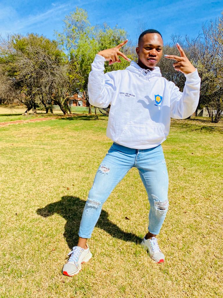 ThaboMathule's tweet photo. To live a life of curiosity is better than to live a life for passion. Passion kills. Curiosity gives you a life that you can smile about and aver that you have lived, learnt a mouthful of lessons, and that you're set to discover more.!.😅😎👽🧚🏽‍♂️⭐️#SKYYInfusions #ndavinokeri https://t.co/bHSIfiZn0k