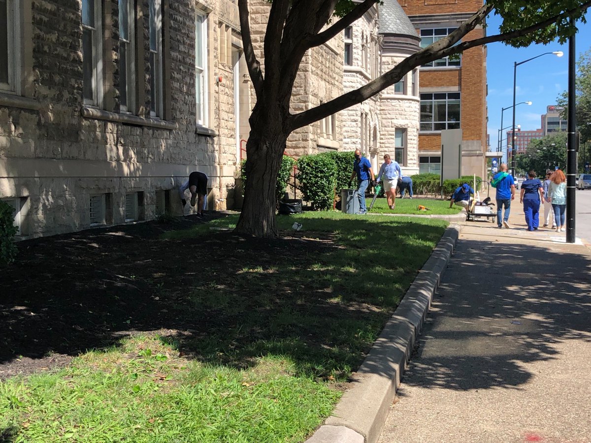Advantum's tweet photo. Friday, we were fortunate to have wonderful weather &amp; be able to do our monthly #communityservice for @RMHCKentuckiana  - outside! Good times with good people, for a great cause! https://t.co/QBeZzJfCr5