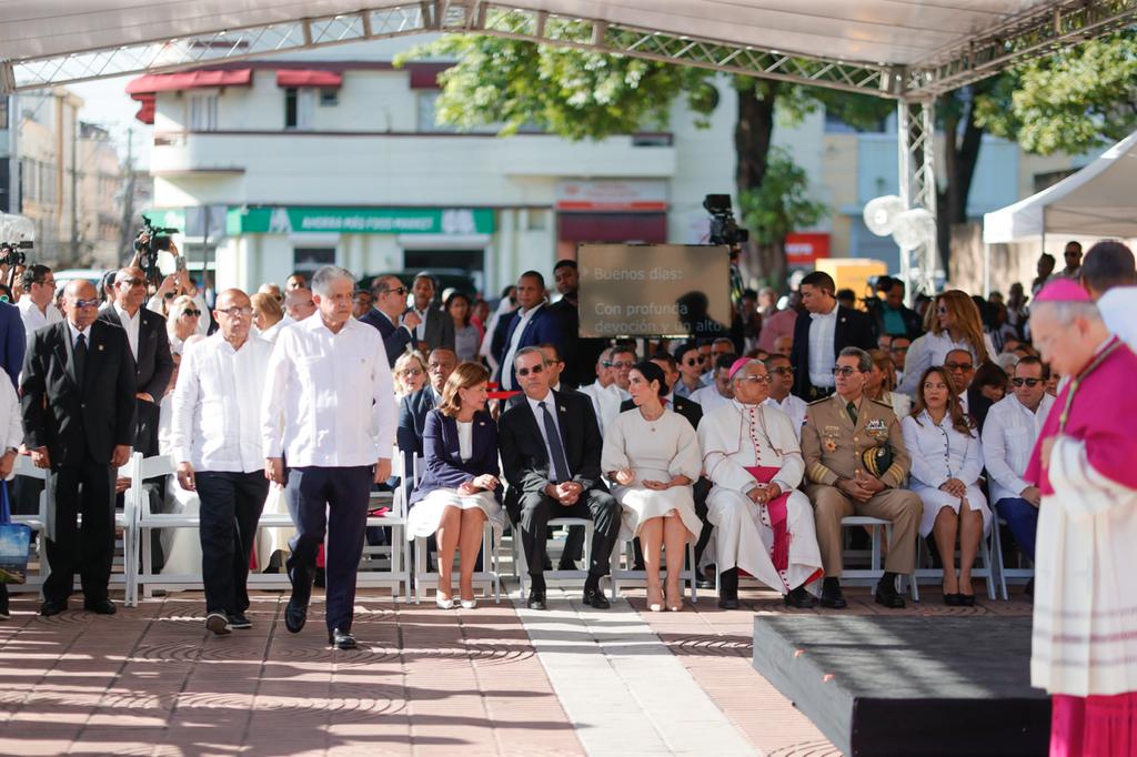 ViceRDo's tweet photo. Con motivo del centenario de la coronación canónica de Ntra. Sra. de la Altagracia, el pdte. @LuisAbinader, junto a la vpdta. @RaquelPenaVice y otras autoridades, estuvieron en el acto patriótico que dará inicio a la clausura de esta celebración, que organiza el @EpiscopadoRD. https://t.co/eQHqFfzTIY