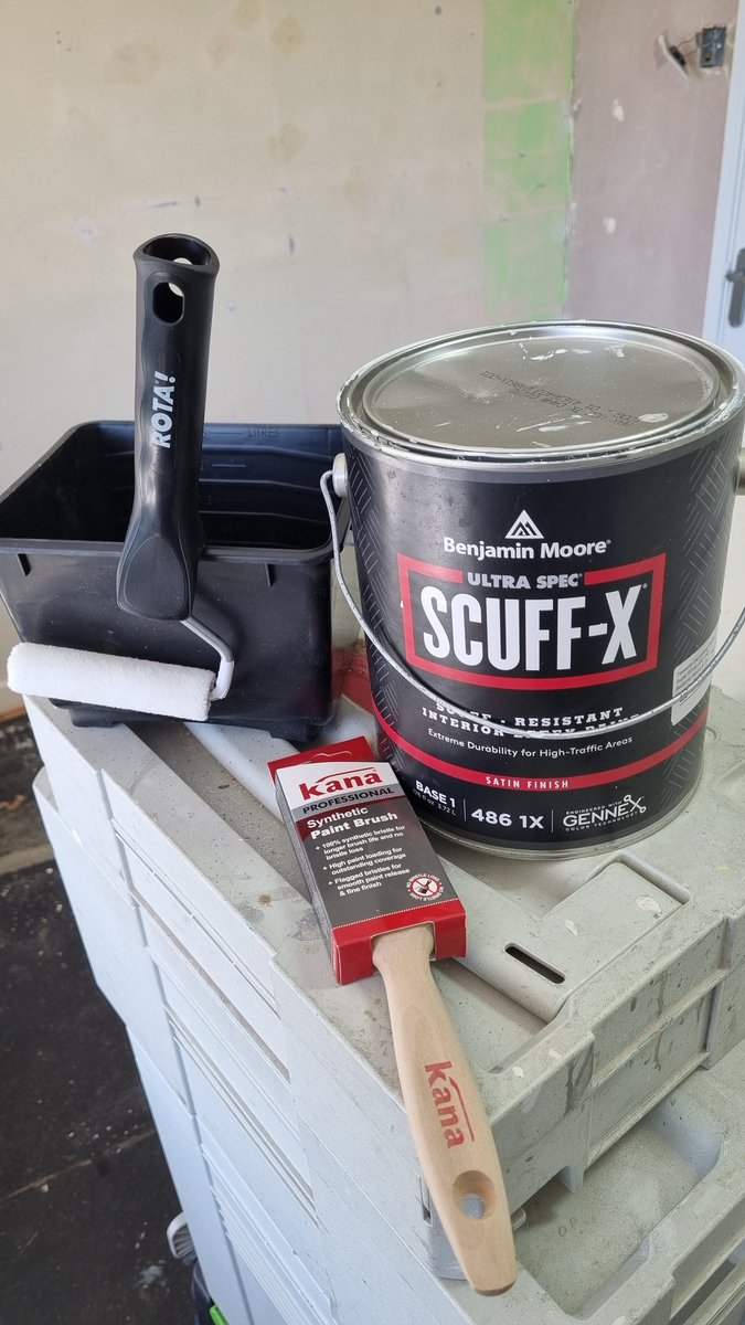 CIRETUK_EXPERT's tweet photo. Dream team combinations, new to the @CIRET_UK Kana Synthetic Paint Brush, perfect for emulsions and water based wood work paint, the Rota sleeves are a dream to use can't recommend them enough https://t.co/6qXIAewqGE