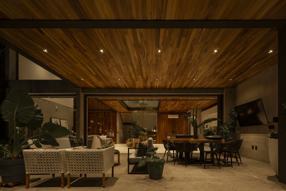 Glocal Design Mag (@glocal_design) on Twitter photo Esta vivienda desarrollada por <a href="/CarlosElizondoV/">Carlos Elizondo</a> se ubica en el estado de Jalisco y tiene la particularidad de romper con los límites entre la vegetación del exterior y los elementos que complementan el interior. Descubre todos los detalles aquí🏡👇
glocal.mx/casa-lomas-una… Esta vivienda desarrollada por <a href="/CarlosElizondoV/">Carlos Elizondo</a> se ubica en el estado de Jalisco y tiene la particularidad de romper con los límites entre la vegetación del exterior y los elementos que complementan el interior. Descubre todos los detalles aquí🏡👇
glocal.mx/casa-lomas-una…