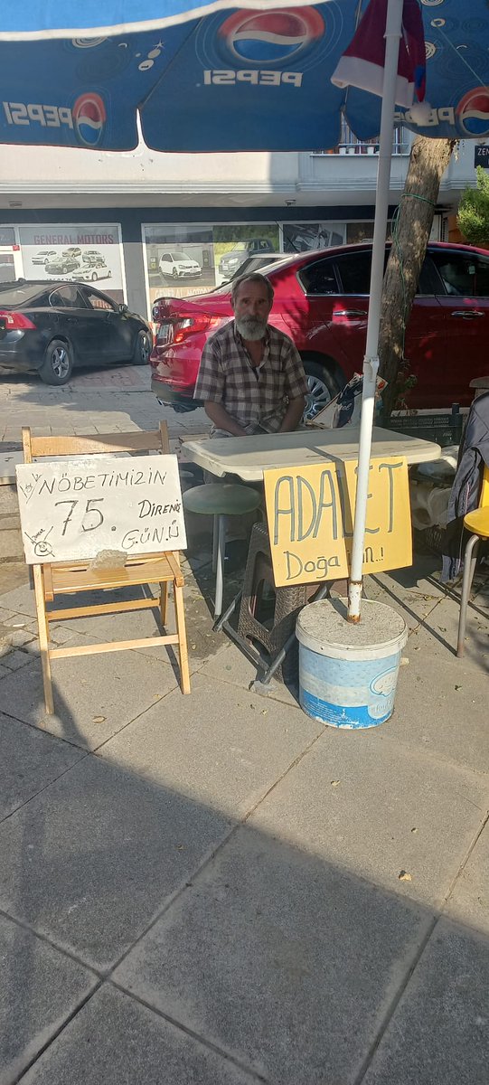 Park mücadelemizin 75'inci gününde de nöbete devam ediyoruz. 17 Ağustos depreminin yıl dönümüne iki gün kaldı. AKP'li Çekmeköy Belediyesi ise günlerce direnmemize rağmen polis zoruyla, bizleri gözaltına aldırarak deprem toplanma alanı da olan parkımızı yapılaşmaya açtı!!!