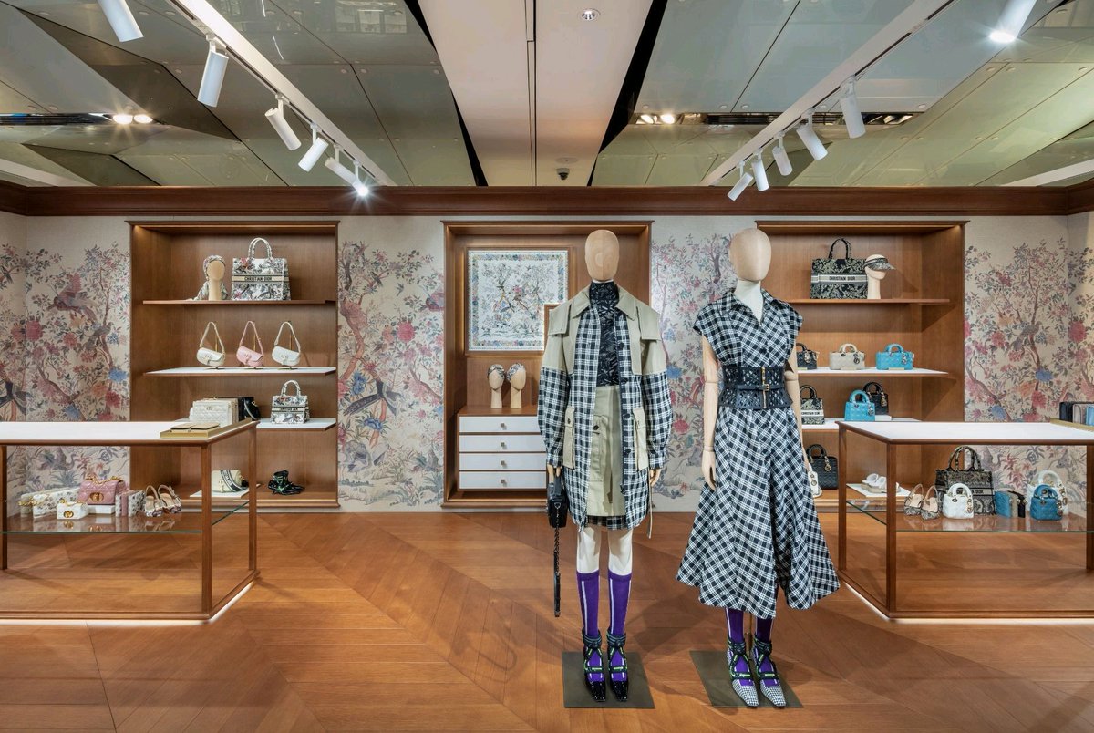 cppluxury's tweet photo. DIOR new Winter Garden pop-up for the Fall Winter 2022-23 season at Hyundai Main in Seoul, South Korea
#Dior #DiorWinterGarden #DiorFW22 #ChristianDior #DiorPopup #wintergarden #luxury #luxuryfashion #luxuryboutique #fashion #luxuryretail #LVMH @LVMH @Dior https://t.co/tMKfBI0JsI