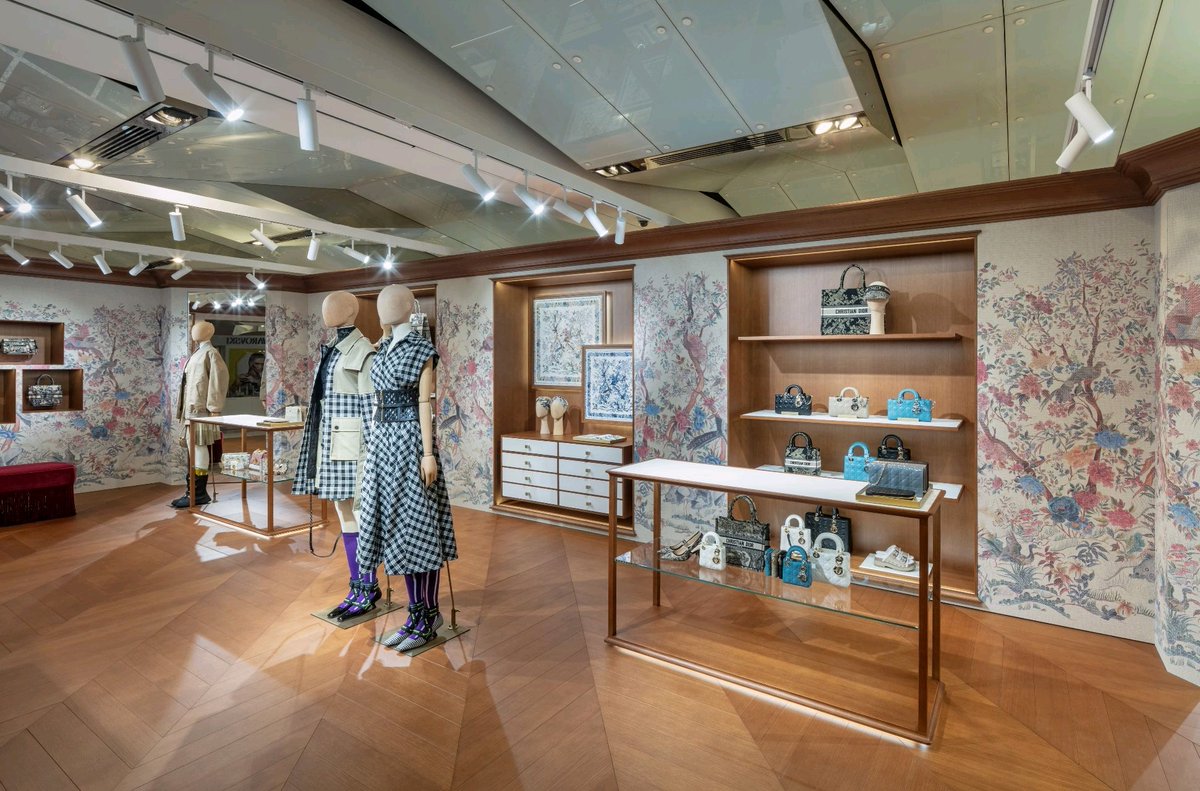 cppluxury's tweet photo. DIOR new Winter Garden pop-up for the Fall Winter 2022-23 season at Hyundai Main in Seoul, South Korea
#Dior #DiorWinterGarden #DiorFW22 #ChristianDior #DiorPopup #wintergarden #luxury #luxuryfashion #luxuryboutique #fashion #luxuryretail #LVMH @LVMH @Dior https://t.co/tMKfBI0JsI