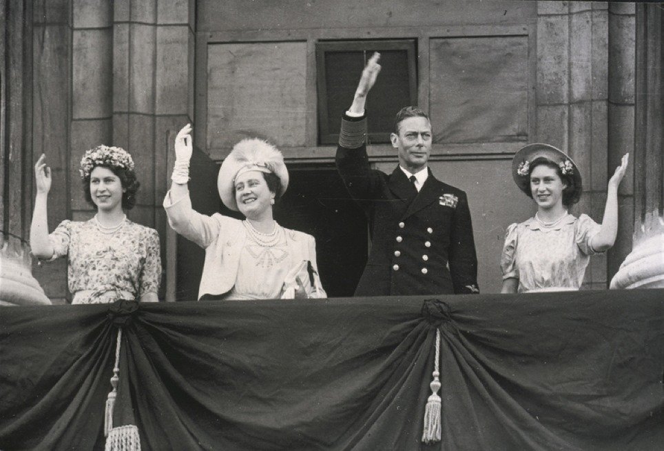 RoyalFamily's tweet photo. “War has ended” - King George VI, 1945.

This #VJDay marks 77 years since Victory in Japan and the end of the Second World War globally.

Today we remember and pay tribute to the British and Commonwealth forces who gave their lives for freedom.

 📸 - @RCT https://t.co/6klGwdGZCV