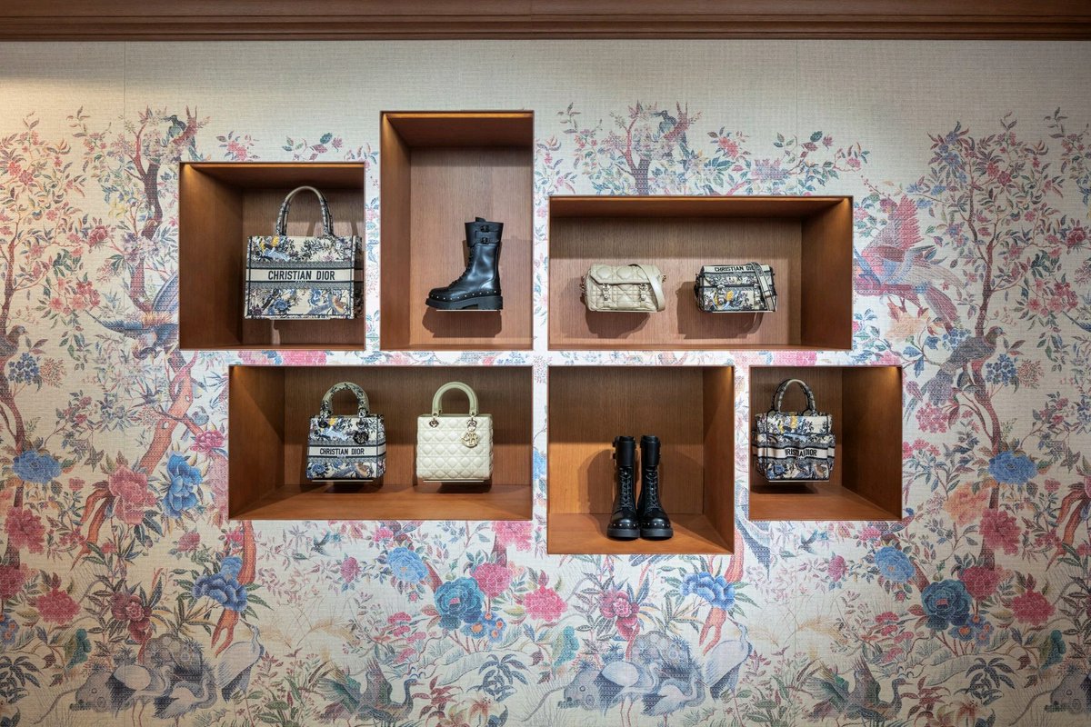 cppluxury's tweet photo. DIOR new Winter Garden pop-up for the Fall Winter 2022-23 season at Hyundai Main in Seoul, South Korea
#Dior #DiorWinterGarden #DiorFW22 #ChristianDior #DiorPopup #wintergarden #luxury #luxuryfashion #luxuryboutique #fashion #luxuryretail #LVMH @LVMH @Dior https://t.co/tMKfBI0JsI