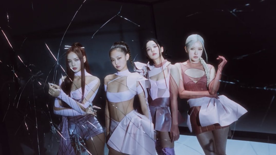 BPINKLATINO's tweet photo. BLACKPINK está lista para hacer historia como el primer acto femenino coreano en actuar en el #VMAs  debutando en los escenarios con su nuevo single PINK VENOM! 

PINK VENOM COMING THIS FRIDAY
#3DaysToPINKVENOM
@BLACKPINK https://t.co/HwtJUBXvgR