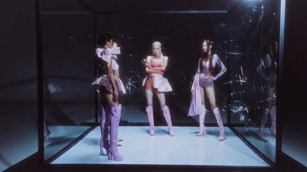 BPINKLATINO's tweet photo. BLACKPINK está lista para hacer historia como el primer acto femenino coreano en actuar en el #VMAs  debutando en los escenarios con su nuevo single PINK VENOM! 

PINK VENOM COMING THIS FRIDAY
#3DaysToPINKVENOM
@BLACKPINK https://t.co/HwtJUBXvgR