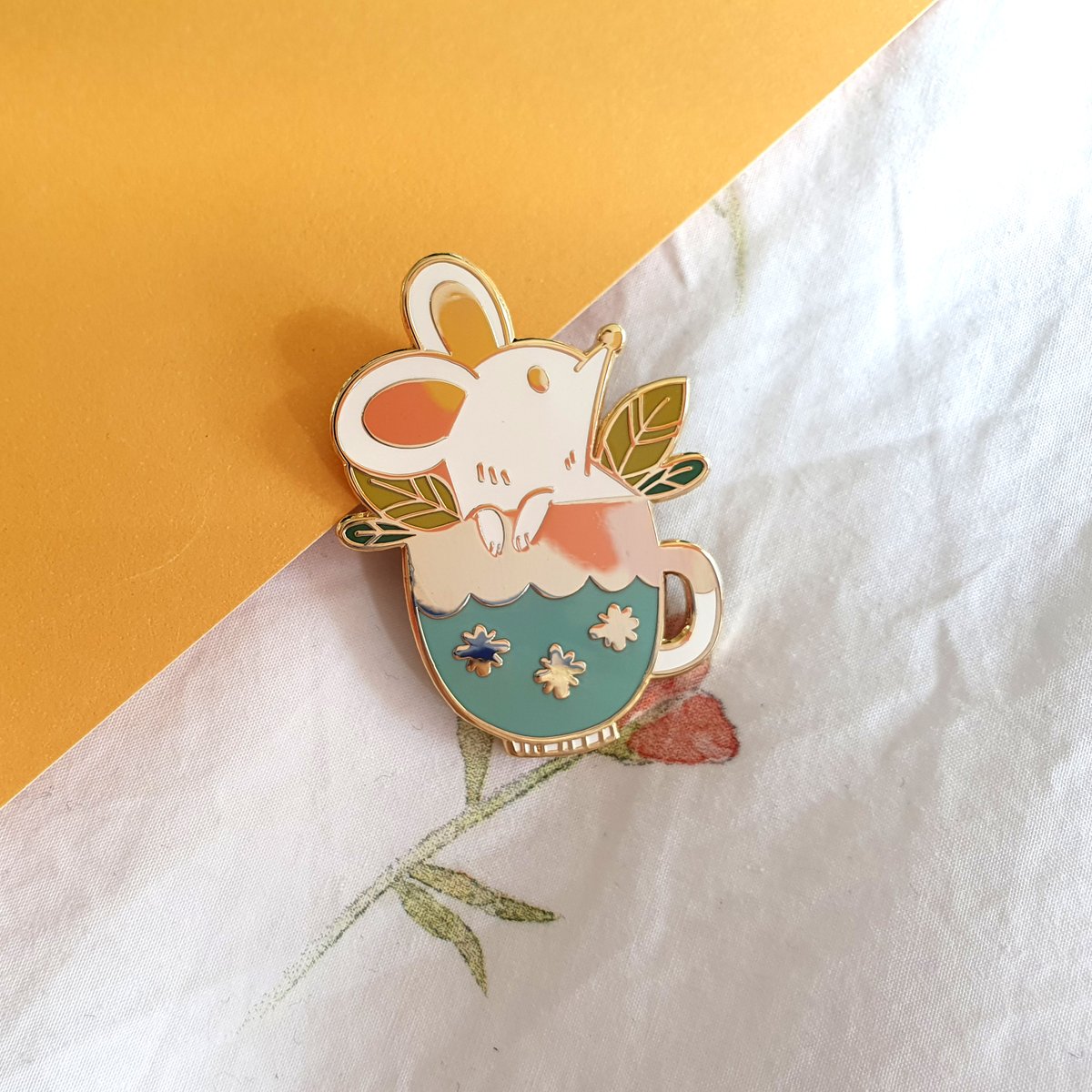 ruthdoodles's tweet photo. This little mouse friend is back in stock! Feel free to check it out! https://t.co/SwF5NdJYQi
#enamelpin #illustration #mousepin https://t.co/9mzrGQ6mPQ