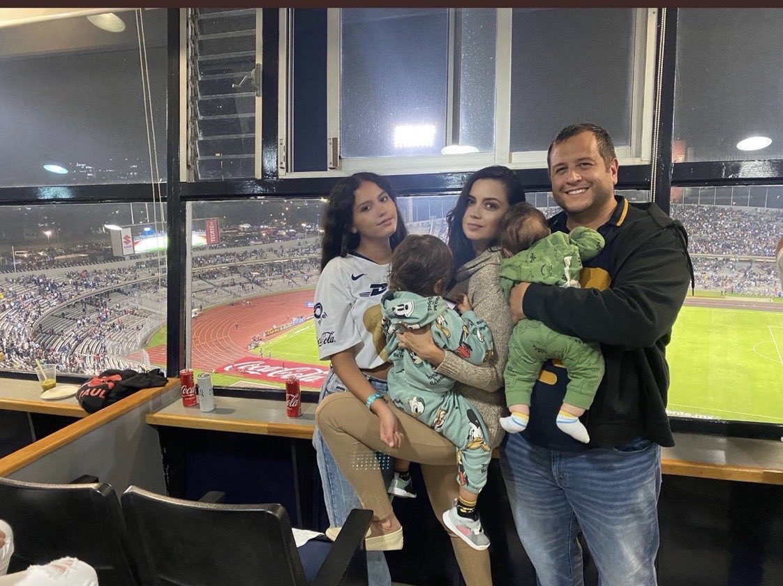 Estas fotos no las toma Claudio X, ni Ricardo Anaya o Carlos Alazraki. Las toman y las suben a redes ellos mismos con el evidente propósito de indignar y desviar la conversación cuando ésta se le complica al presidente por su pésimo desempeño. 
No caigamos en su juego.