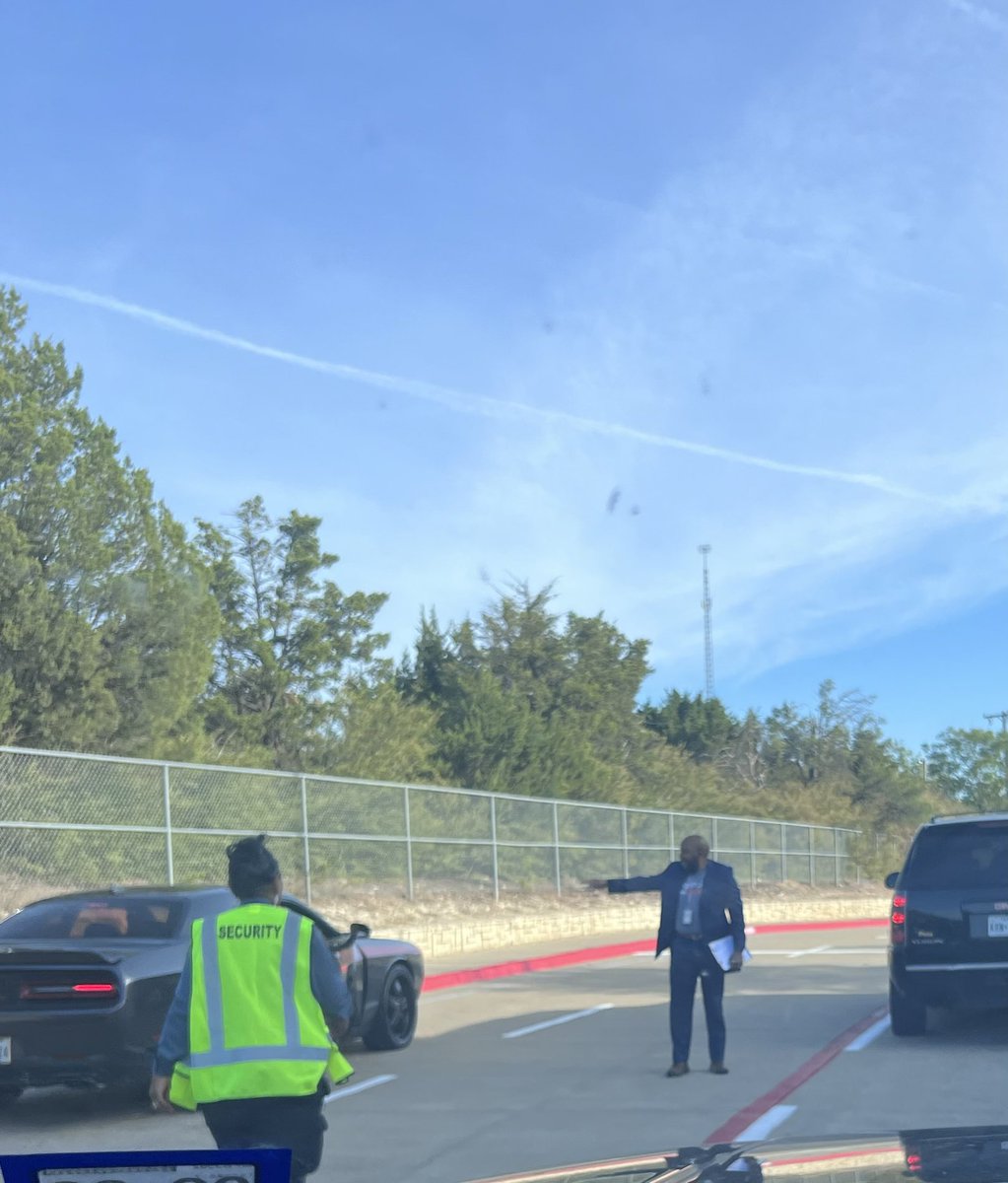 AlzenaMcgrew's tweet photo. ⁦@cedarhillisd⁩ #Safety1st We couldn’t walk our elementary kiddos in…we totally understood!!! Our middle school kids wouldn’t hv wanted us to either way but we are sure they are in good hands. #herestoanothersuccessfulyear #safety #putthemfirst https://t.co/xmvJdrOcHy