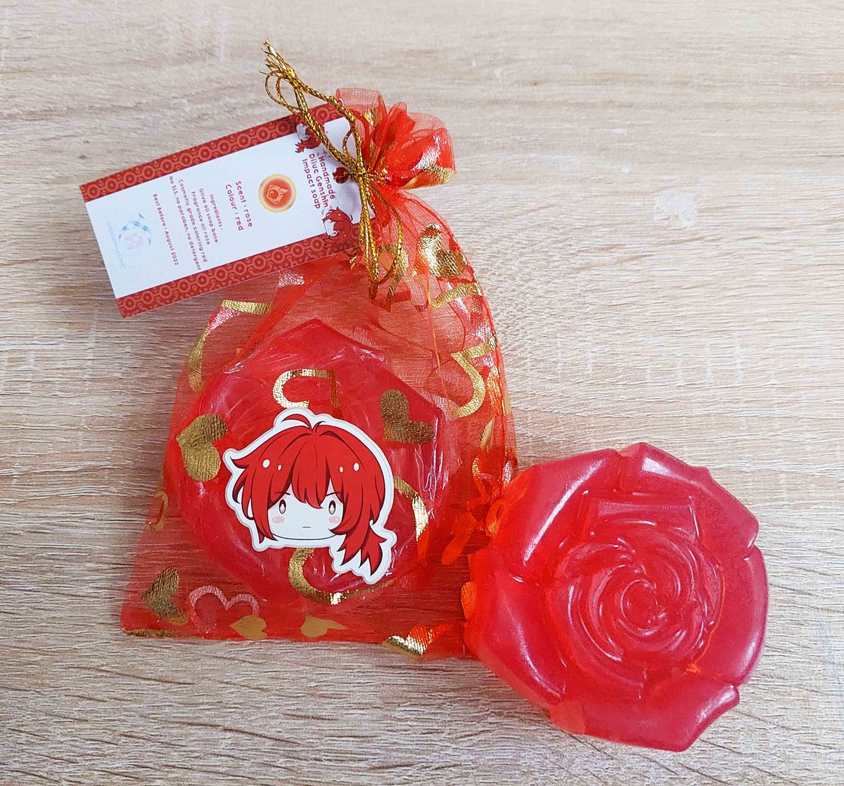 Dolphin_H_Craft's tweet photo. Details of handmade new character Genshin Impact inspired natural melt &amp; pour soap ❤️

Chibi art by @momokoscarlet https://t.co/qW9O2MrNwr