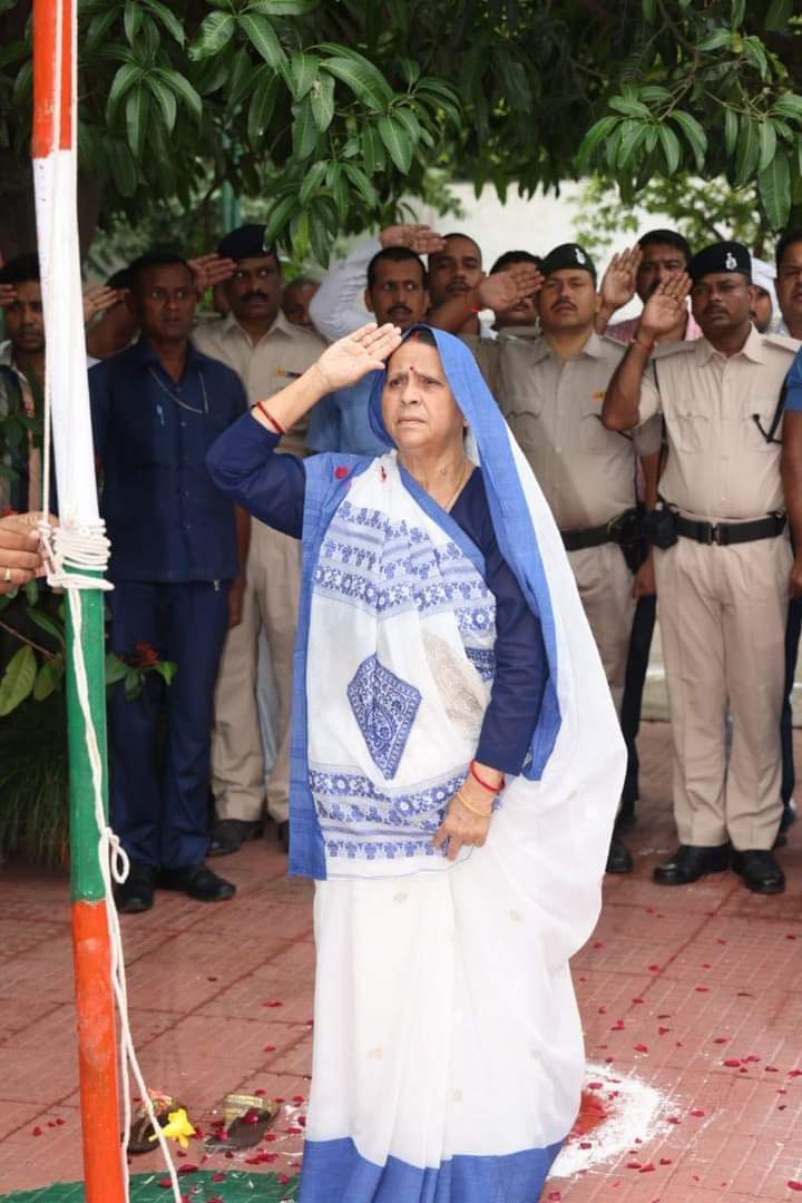 DeepakSinghRSS1's tweet photo. विश्व के सबसे बड़ी पार्टी के पढ़े लिखे राष्ट्रीय अध्यक्ष से अच्छा एक अनपढ़ पूर्व मुख्यमंत्री जिसको मालूम है की राष्ट्रध्वज को कैसे सलामी देना हैं !!

एक चप्पल उतार कर सलामी दे रही हैं राष्ट्रध्वज को और एक जूता पहनकर @JPNadda @BJP4India @BJP4Bihar @yadavtejashwi @RJDforIndia https://t.co/WQDwPERfr3