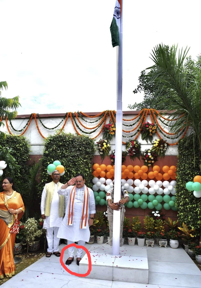 DeepakSinghRSS1's tweet photo. विश्व के सबसे बड़ी पार्टी के पढ़े लिखे राष्ट्रीय अध्यक्ष से अच्छा एक अनपढ़ पूर्व मुख्यमंत्री जिसको मालूम है की राष्ट्रध्वज को कैसे सलामी देना हैं !!

एक चप्पल उतार कर सलामी दे रही हैं राष्ट्रध्वज को और एक जूता पहनकर @JPNadda @BJP4India @BJP4Bihar @yadavtejashwi @RJDforIndia https://t.co/WQDwPERfr3