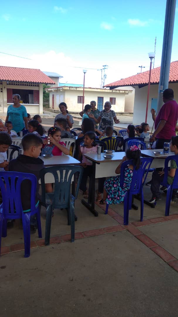 AmnysCordero's tweet photo. #15Agosto || #Cabimas Nuestras Cocineras de la Patria Activas en el  Plan #EscuelasAbiertasAgosto2022 Esc Francisco de Miranda

#PensarComoPais
#ArmyGamesVzla2022

@NicolasMaduro @MPPEDUCACION @_LaAvanzadora @zonaeduzulia @dorelisecheto @JacquelinePSUV @PsuvzuliaApc @psuv_cabimas https://t.co/aKufM7hkRf