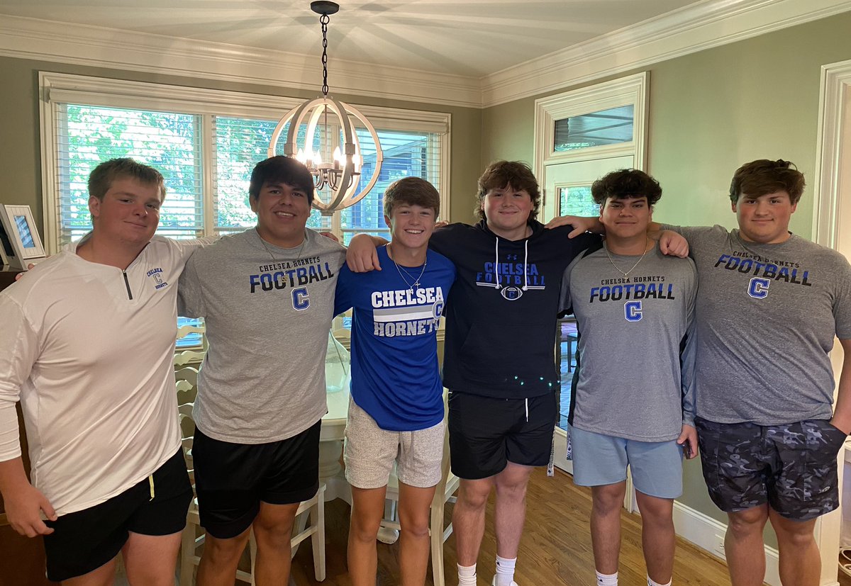 carterdotson10's tweet photo. Game week!! Dinner with the O-Line (missing a couple) Thank you for all the hard work! Let’s go!! @_Cesar_05 @ZachHair_  @PohlmannWill @Walkdubs @EliWilliams1109
@ChelseaHornets https://t.co/6RMODTHmFR