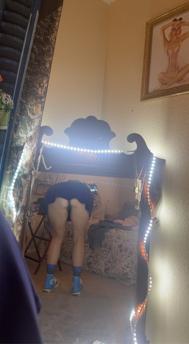 daisythedarling's tweet photo. Gee I hope no one sees my bare bottom today when I bend over #nsfwtwt https://t.co/queneTcoh0