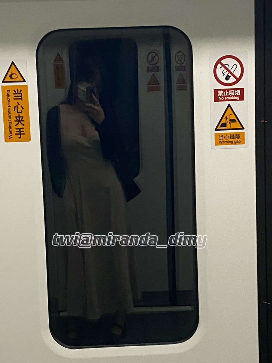 我的穿搭风格以简洁+突出个人优势为主，偏法式吧？这裙子比背背佳还管用，一驼背就会走光。当然也很容易成为焦点。平常的注目礼我可以接受。地铁上碰到一猥琐男盯着我，我就用一种审视的眼神看着他，看着整个车厢，像教导主任巡查一样审视他们。那一刻我很心疼法令纹。不过，最后也是很高傲地下车了✌️ https://t.co/8VUEg5khDc