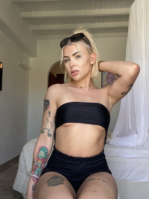 me or the club? https://t.co/Jw6x5VwG5n<a href="/tag/festival"class="tags"><span>#festival</span></a><a href="/tag/rollingloudportugal"class="tags"><span>#rollingloudportugal</span></a>