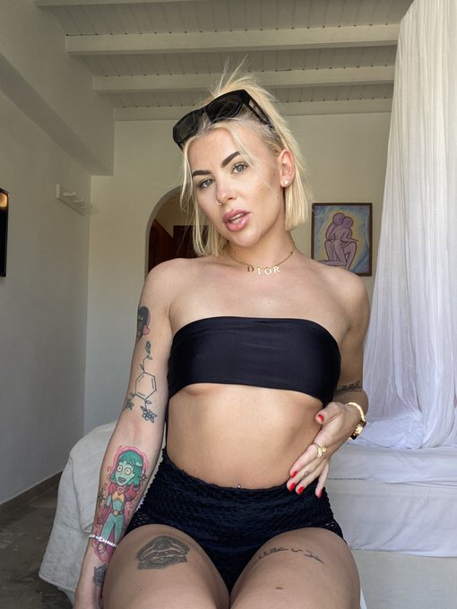 me or the club? https://t.co/Jw6x5VwG5n<a href="/tag/festival"class="tags"><span>#festival</span></a><a href="/tag/rollingloudportugal"class="tags"><span>#rollingloudportugal</span></a>