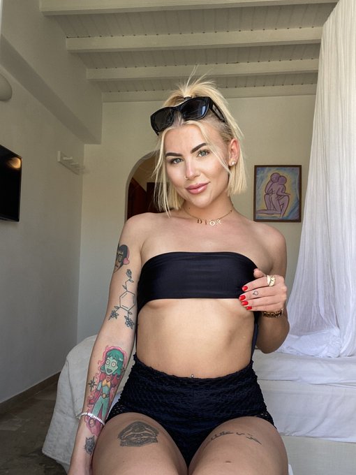 me or the club? https://t.co/Jw6x5VwG5n<a href="/tag/festival"class="tags"><span>#festival</span></a><a href="/tag/rollingloudportugal"class="tags"><span>#rollingloudportugal</span></a>