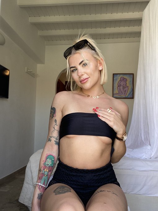 me or the club? https://t.co/Jw6x5VwG5n<a href="/tag/festival"class="tags"><span>#festival</span></a><a href="/tag/rollingloudportugal"class="tags"><span>#rollingloudportugal</span></a>