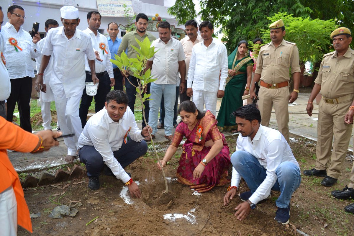 Rajendra_Roni's tweet photo. @manisha_mla @myogioffice @hamirpurpolice सभी देशवासियों को स्वतंत्रता दिवस की बहुत-बहुत शुभकामनाएं ।। https://t.co/URAy5HzGxT