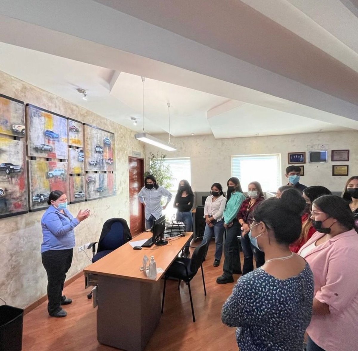 UTnortecoahuila's tweet photo. Estudiantes de 3 "A" y "B" de Desarrollo de Negocios área Mercadotecnia, visitaron la empresa #ChevroletRíoGrande. El propósito de esta visita fue conocer las estrategias de venta y de marketing digital que utilizan para incrementar sus ventas. #SomosCorrecaminos #SiempreAdelante https://t.co/3pEx5UNgpz
