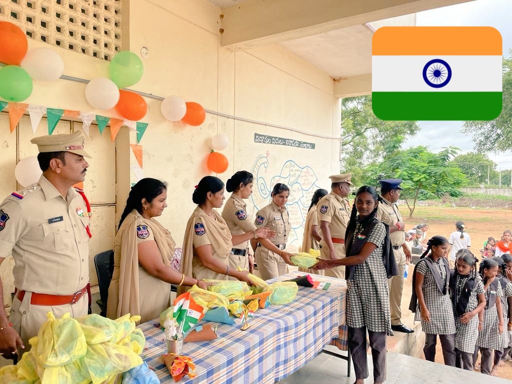 KothurPolice's tweet photo. Distribution of Essential commodities to the KGBV Residential School students at Kothur by Inspector, Kothur PS, Cyberabad on the occasion of 75th Independence  Day🇮🇳🇮🇳🎊🎇🎉 https://t.co/BVKmgFPwRJ