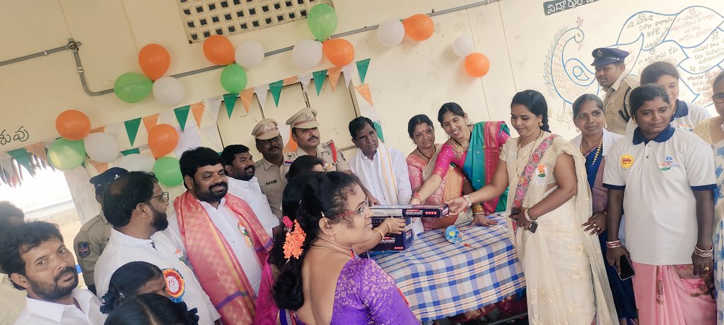KothurPolice's tweet photo. Distribution of Essential commodities to the KGBV Residential School students at Kothur by Inspector, Kothur PS, Cyberabad on the occasion of 75th Independence  Day🇮🇳🇮🇳🎊🎇🎉 https://t.co/BVKmgFPwRJ