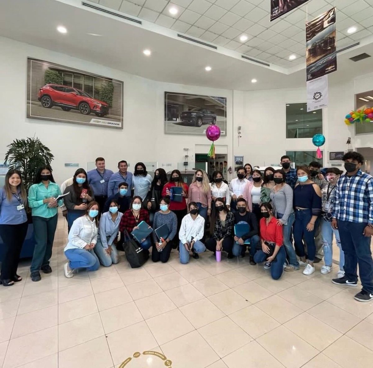 UTnortecoahuila's tweet photo. Estudiantes de 3 "A" y "B" de Desarrollo de Negocios área Mercadotecnia, visitaron la empresa #ChevroletRíoGrande. El propósito de esta visita fue conocer las estrategias de venta y de marketing digital que utilizan para incrementar sus ventas. #SomosCorrecaminos #SiempreAdelante https://t.co/3pEx5UNgpz