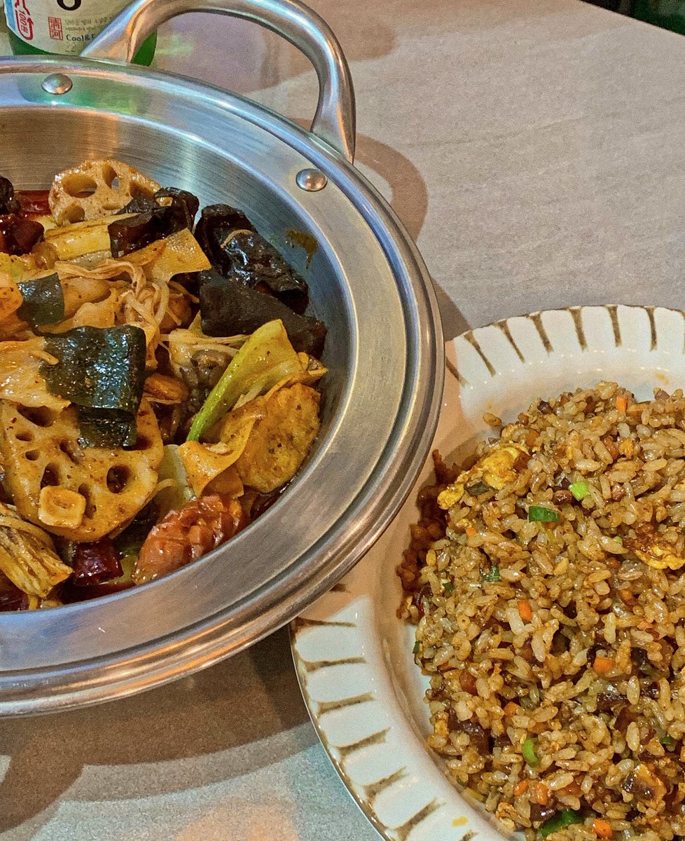 yumyum__Q's tweet photo. 📍연남 맛집 식공간
 
마라샹궈랑 xo볶음밥 뇸... ...ദ്ദി(ᵔ·͈༝·͈ᵔ) 
술이 술술 넘어가는군ㅎr .ᐟ.ᐟ 
얌큐는 벌써 두 번째 방문 ㅎ.ㅎ
맛있당~~~ ෆ 

#지창민_도토리대신 
#짱민아_밥은먹었니
#ㄷㅂㅇㅈ
#맛있겠짛_주연앟 
#이주연_난늘배고파_베베 https://t.co/csaWD54E7a
