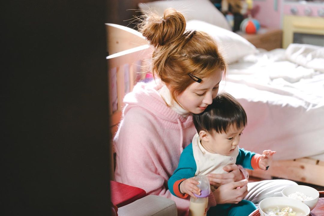 Mewie_shiny's tweet photo. [Still Cuts] Gong Family 👨‍🦰👩‍🦰👶#JinxedatFirstEp16 #JinxedatFirst 👑🧸🔮⚡️🐟🍭#NaInWoo #나인우 #นาอินอู #SeoHyun #서현 #ซอฮยอน #징크스의연인 #TheJinxsLover https://t.co/30w4k2JzYp