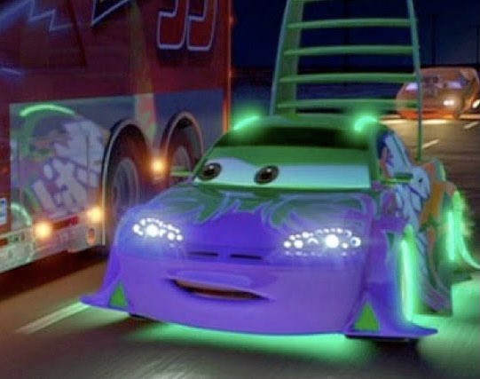 Yo borracho mirándome en el espejo autoconvenciendome de que no voy tan mal